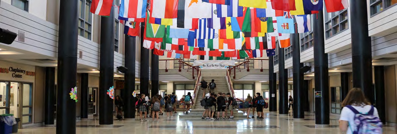 Pasillo de high school canadiense con banderas internacionales