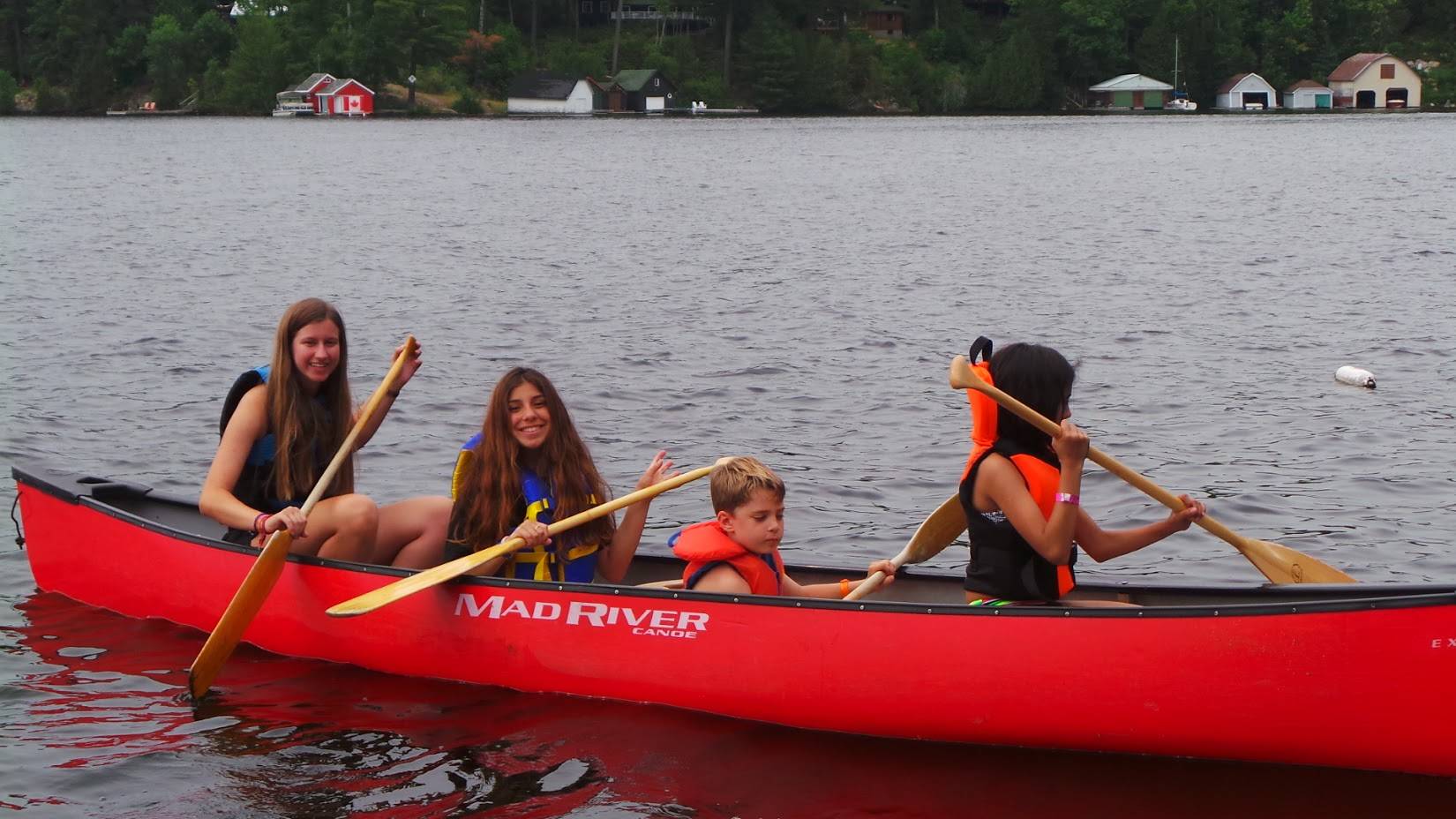 Canoa roja en el lago con amigos