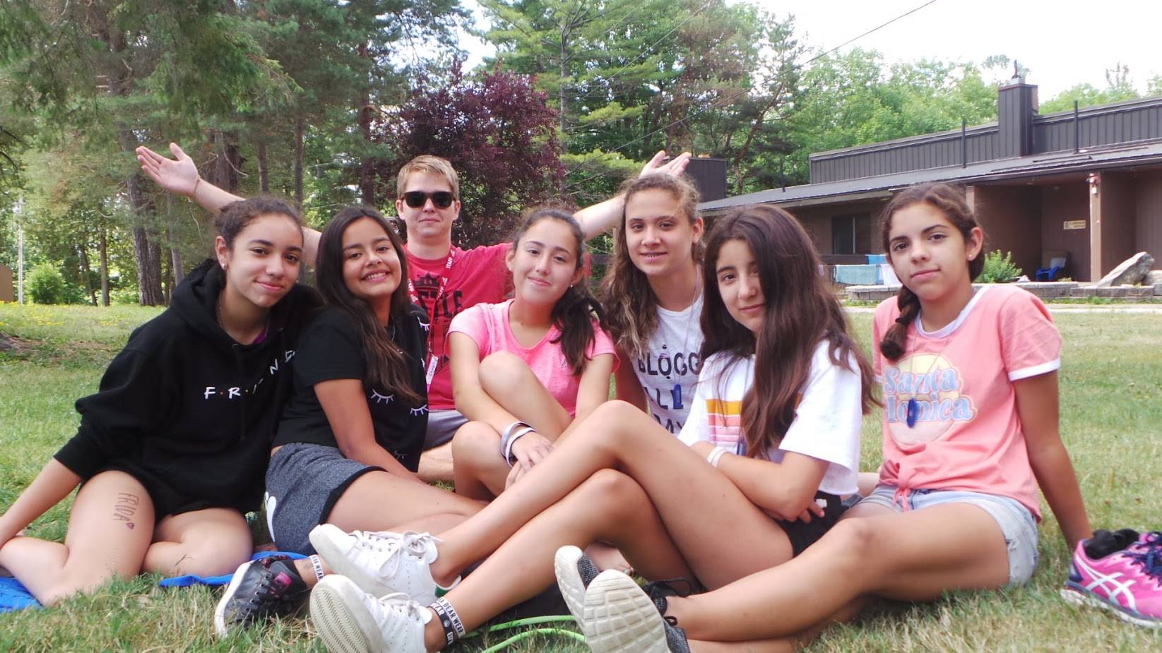 Grupo de amigos en el campamento