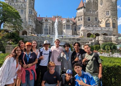 Grupo de estudiantes en el campus