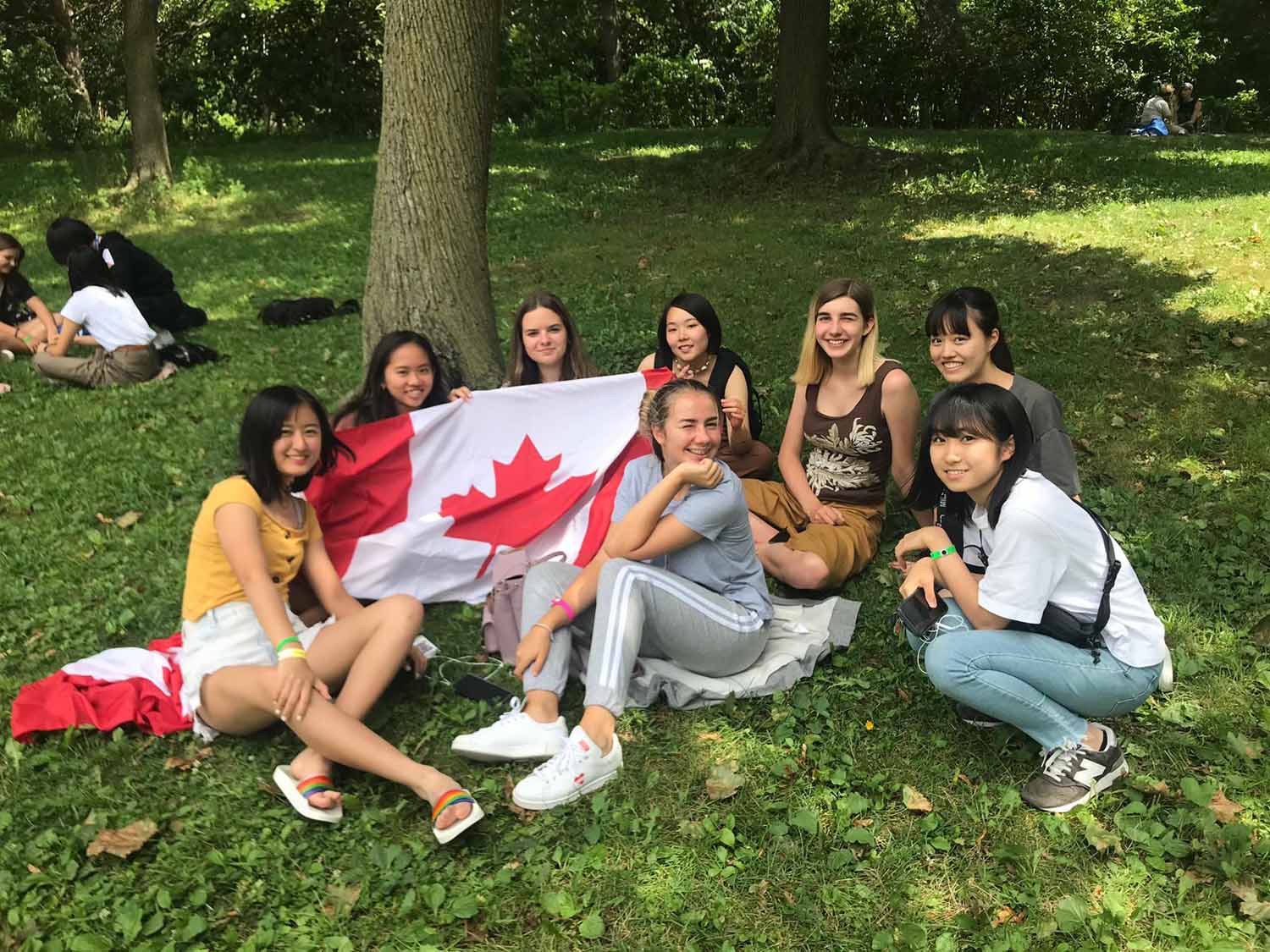 Con la bandera de Canadá en el parque
