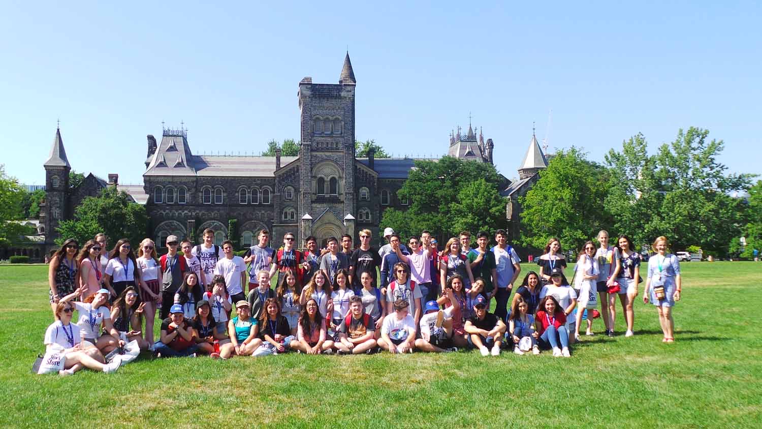 Grupo en el campus de la Universidad de Toronto
