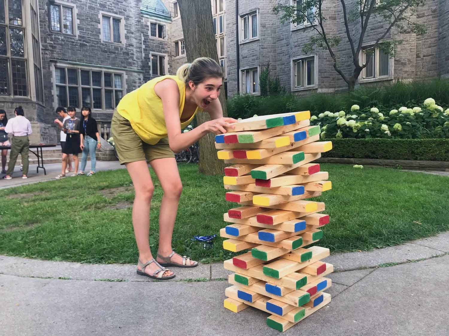 Jenga gigante en el campus