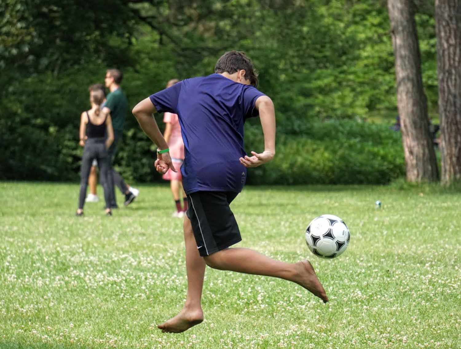 Fútbol descalzo en el campus