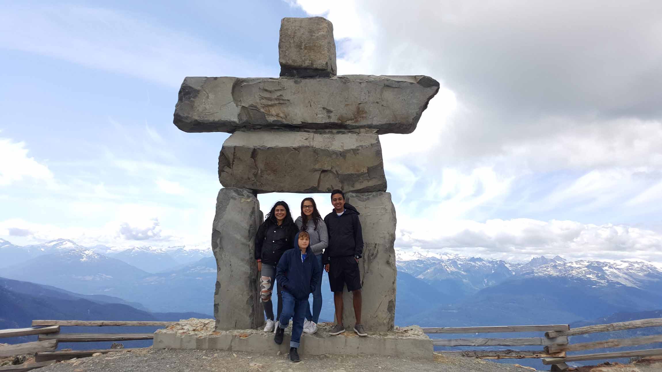 Inukshuk en Whistler con vistas a las montañas