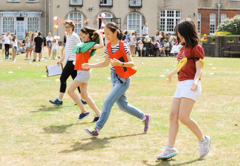 Alumnas en los jardines del campus de Ascot