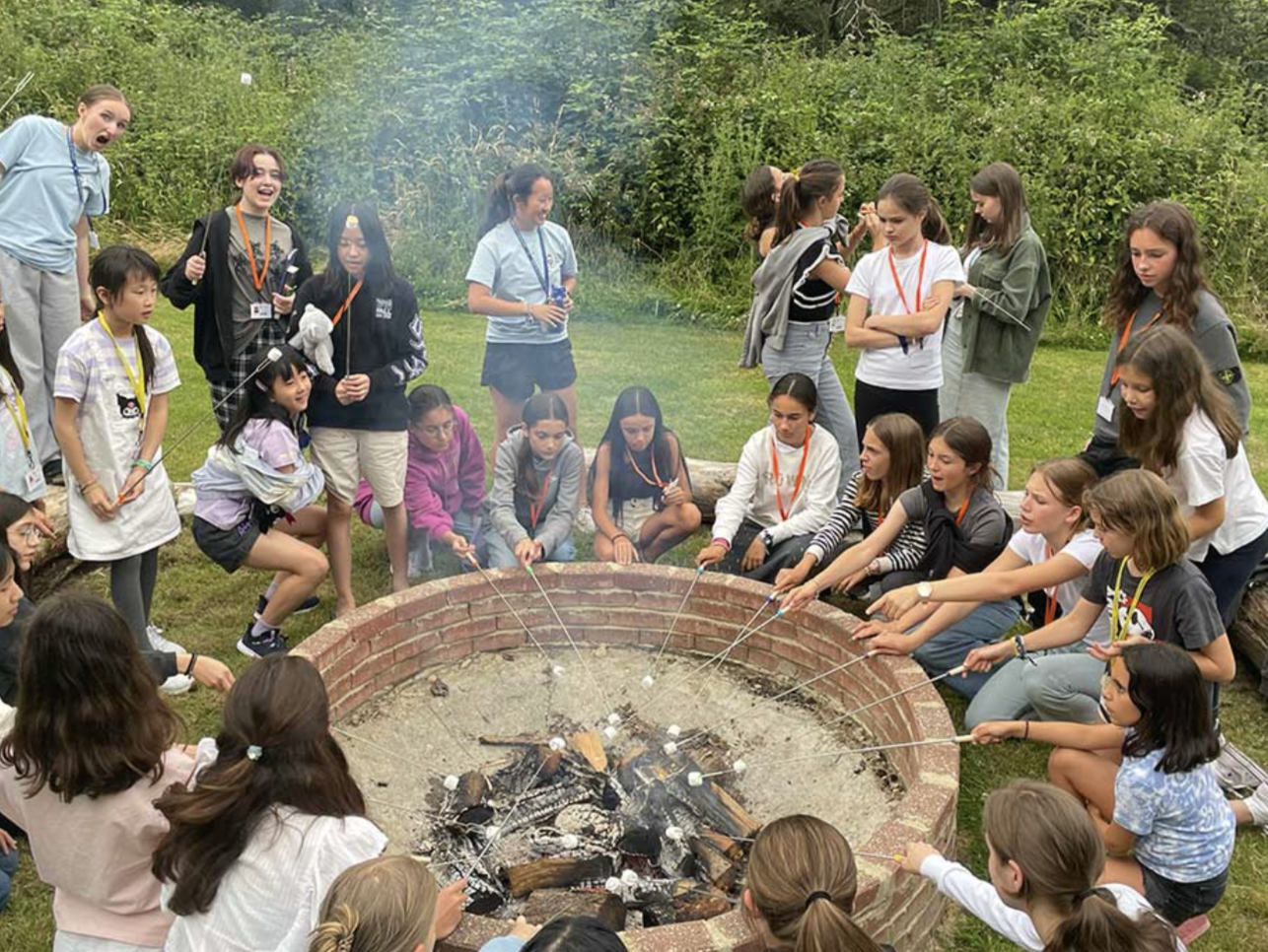 Alumnas en una actividad al aire libre en el campus