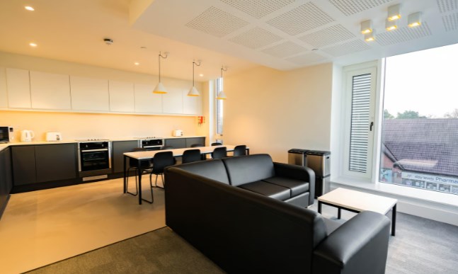 Cocina y sala común de un piso compartido