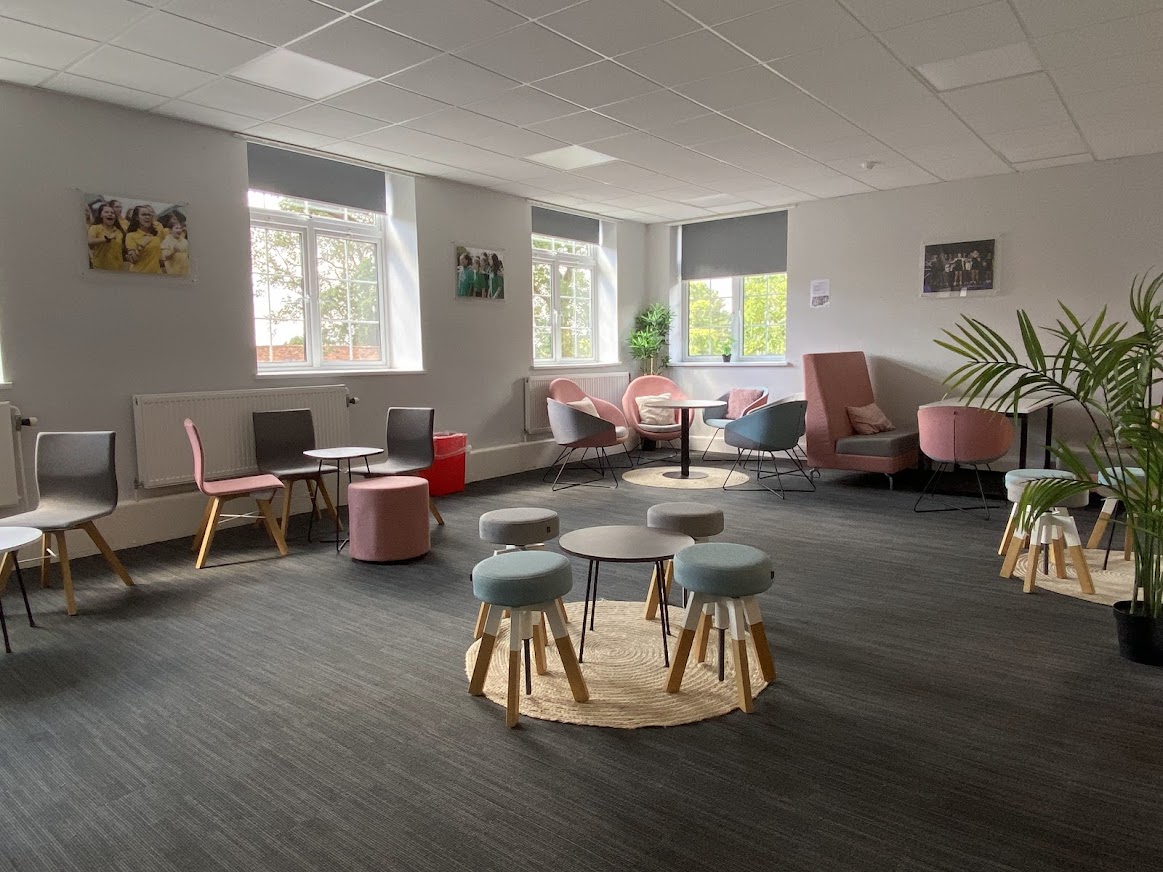 Sala común moderna para estudiantes en Hatfield Campus