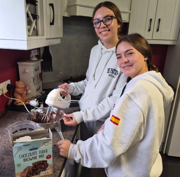 Alumnas cocinando en casa de su familia anfitriona
