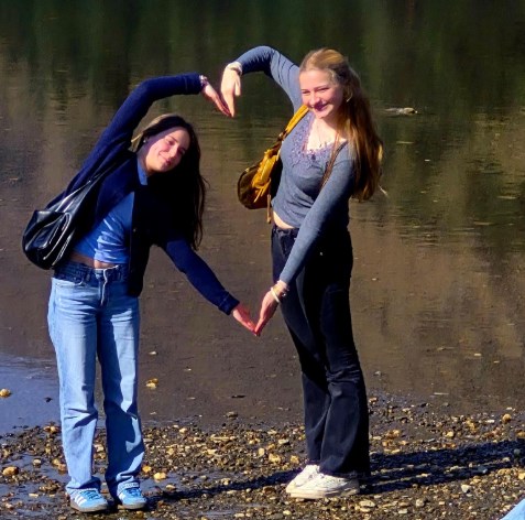 Alumnas junto al río