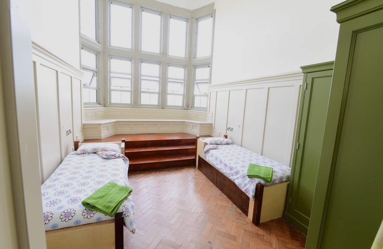 Habitación compartida con grandes ventanales