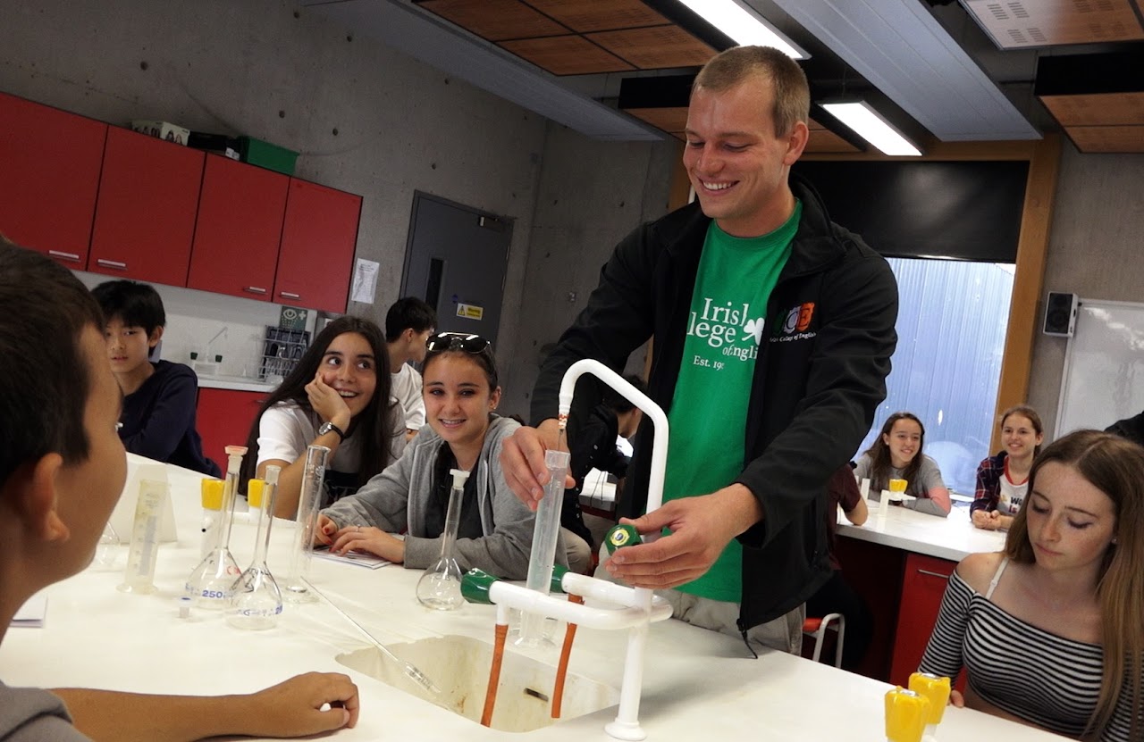 Clase de ciencias en el campus