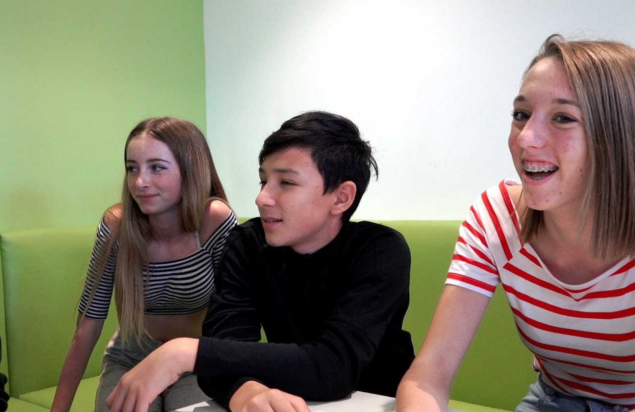 Alumnos conversando con jóvenes irlandeses en el campus