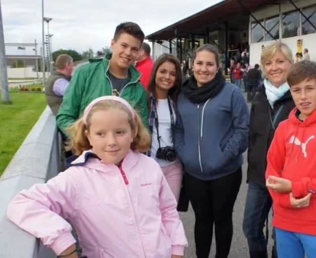 Alumnos con su familia anfitriona en Irlanda