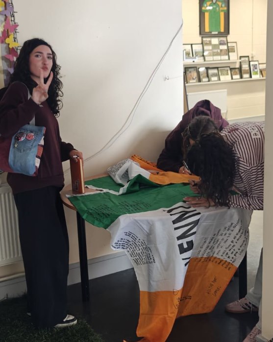 Alumnas firmando la bandera de Kilkenny
