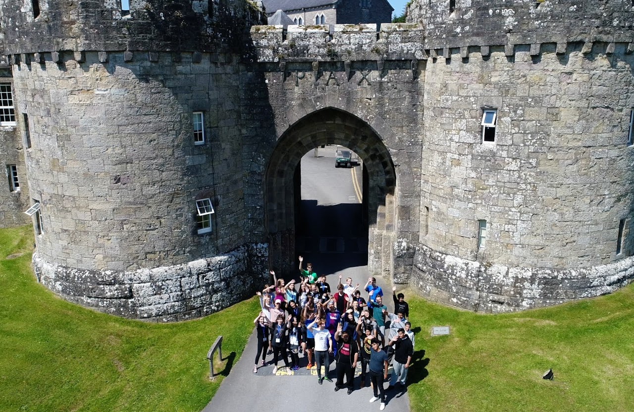 Grupo de estudiantes en la entrada del castillo