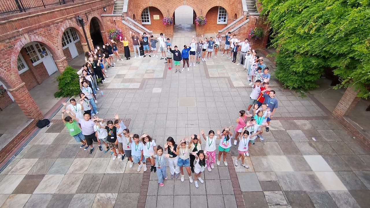 Alumnos formando un corazón en el campus