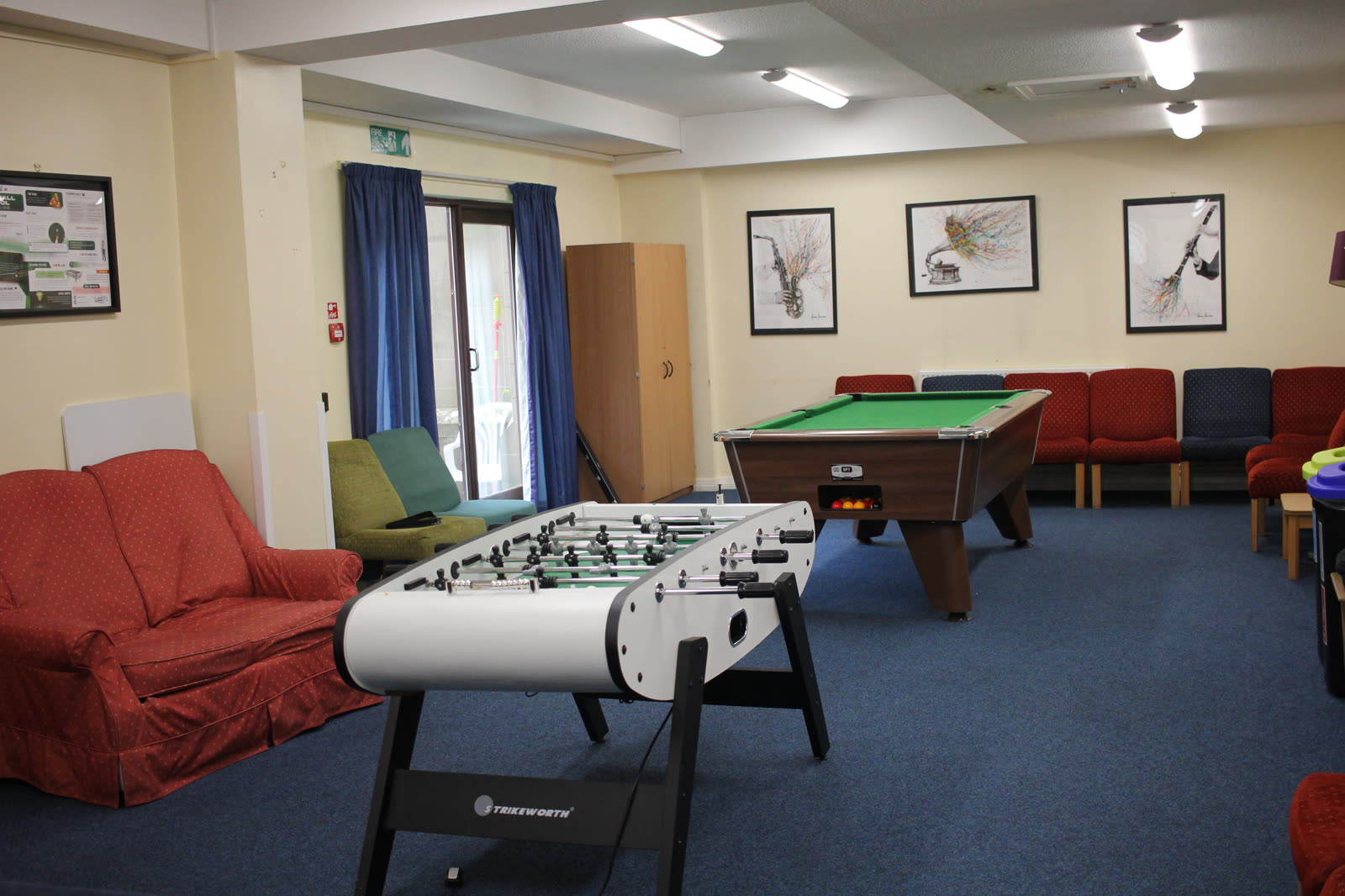Sala común con futbolín, billar y zona de descanso