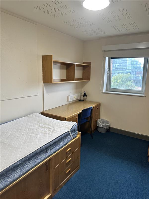 Habitación individual con escritorio en la residencia de Manchester