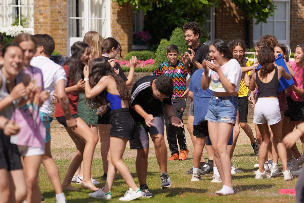 Estudiantes en el césped del campus