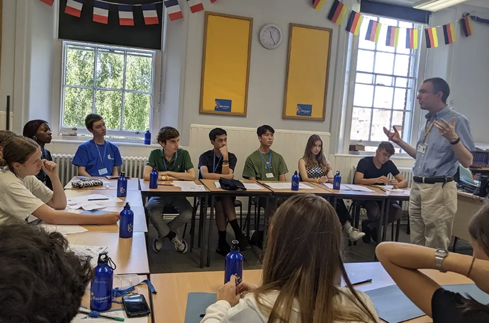 Debate en clase con banderas internacionales