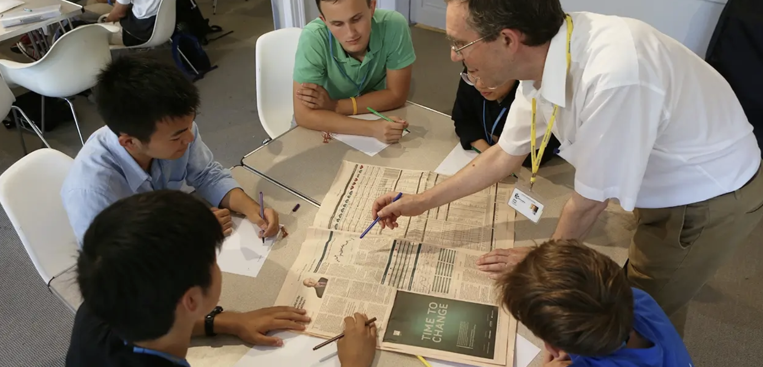 Taller de Economics con periódico