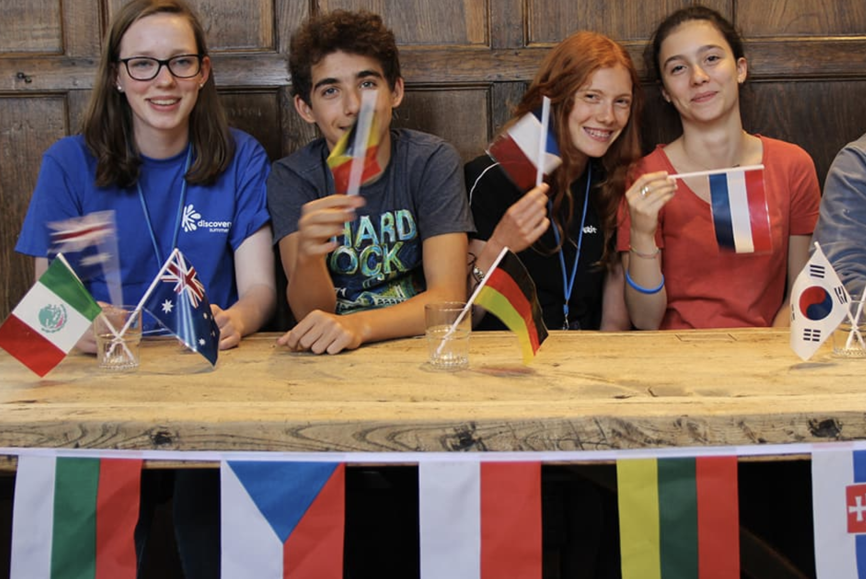 Estudiantes con banderas internacionales