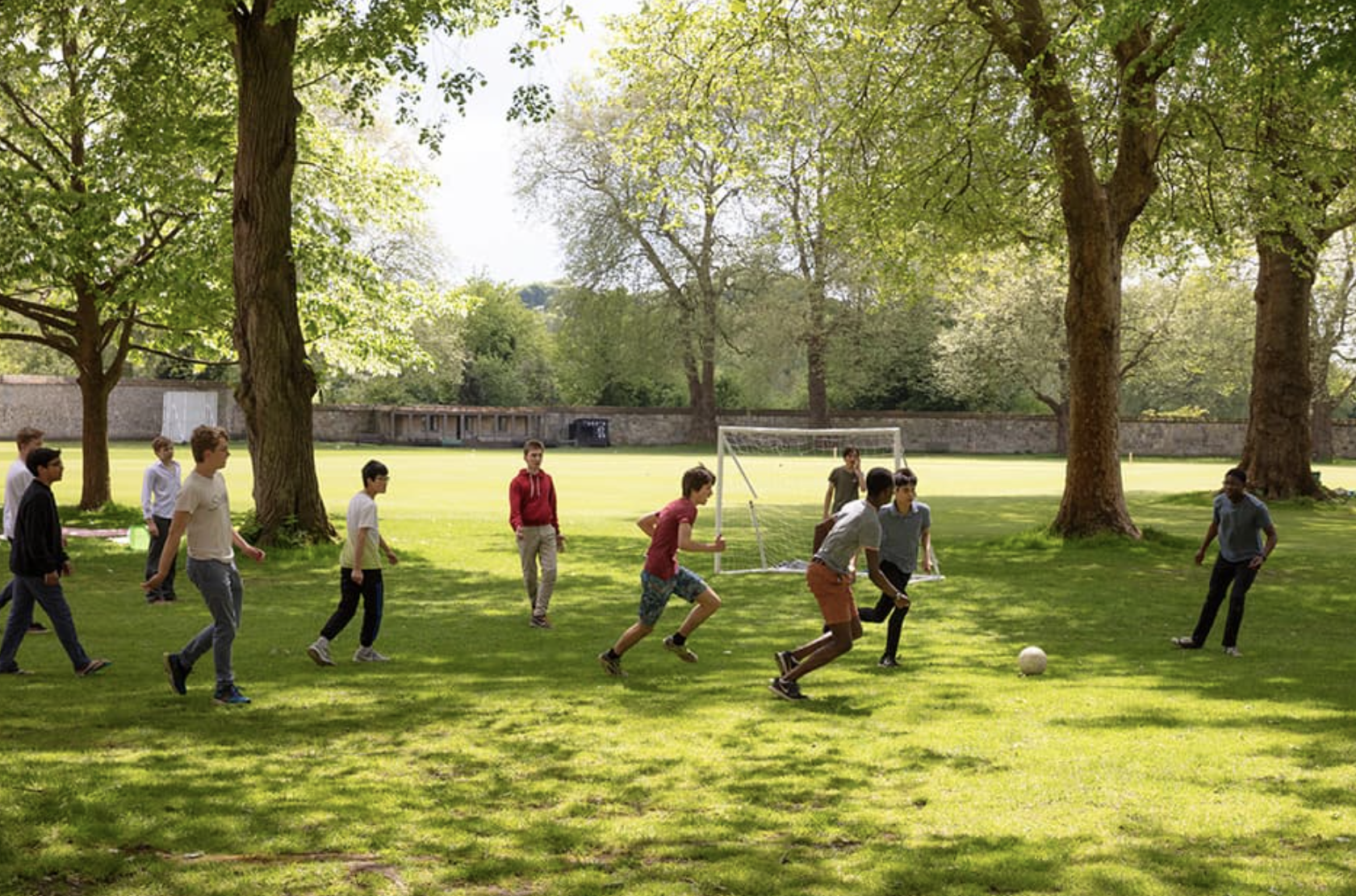 Fútbol en los jardines del campus
