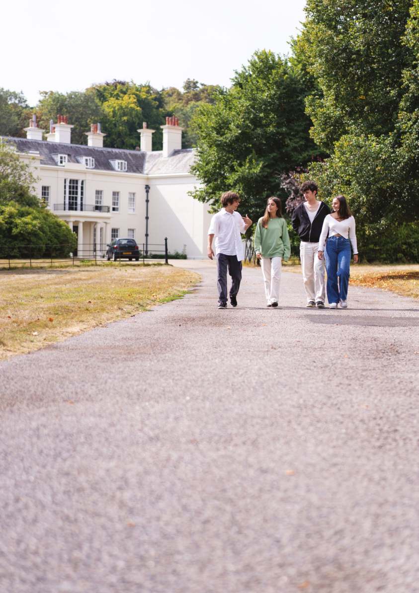 Estudiantes paseando por el campus