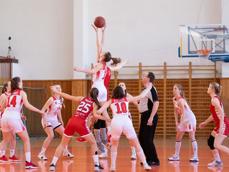 Partido de baloncesto escolar