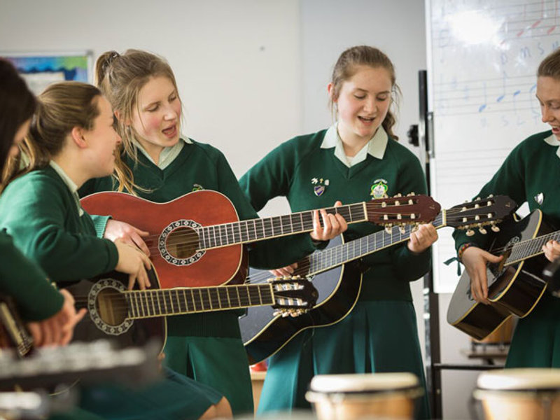 Clase de música con guitarras