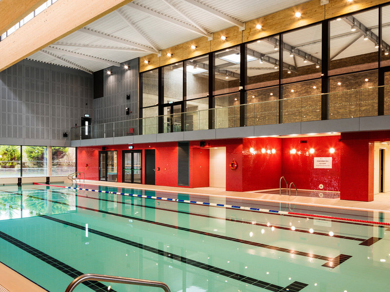Piscina cubierta del colegio